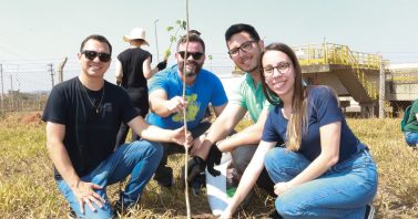 Plantio de 60 mudas nativas marca ação em comemoração ao Dia da Árvore