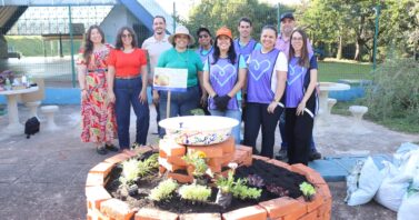 Programa de voluntariado mobiliza alunos na construção de horta e composteira