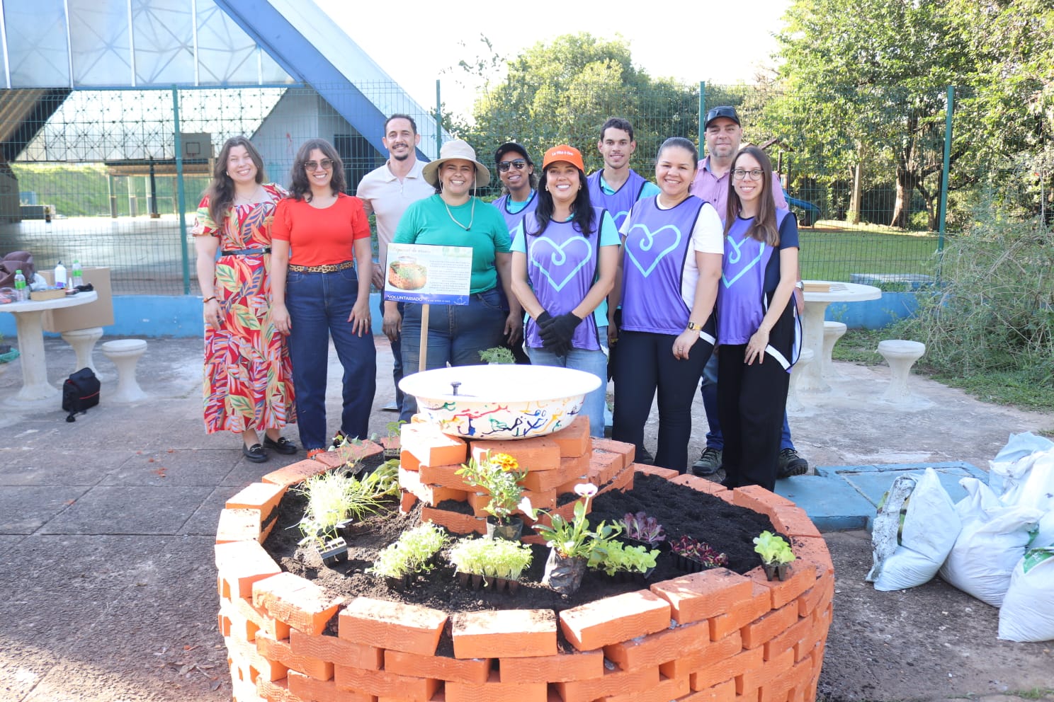 Programa de voluntariado mobiliza alunos na construção de horta e composteira
