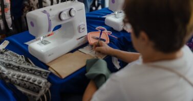 Piracicaba abre 40 vagas para mulheres em curso gratuito de moda sustentável com bolsa-auxílio de R$ 400 e máquina de costura